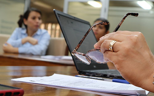 Foto de personas participando en la sesión de la comisión